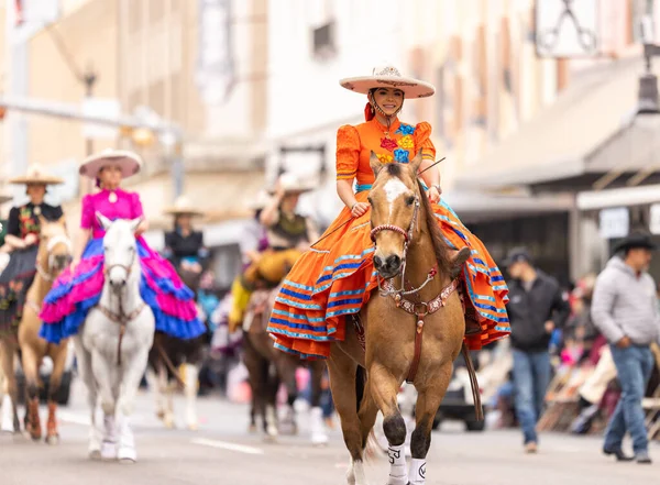 美国得克萨斯州布朗斯维尔 2022年2月26日 查罗日国际大游行 Charro Days Grand International Parade 查罗斯 拉赫拉杜拉 — 图库照片