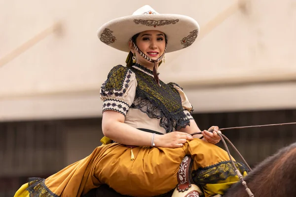 2022年2月26日 チャロ デイズ グランド インターナショナル パレード 伝統的なチャロの衣装を着たチャロス ヘラドゥラのメンバー パレードで馬に乗る ロイヤリティフリーのストック写真