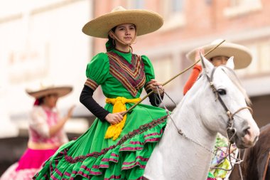 Brownsville, Teksas, ABD - 26 Şubat 2022: Charro Days Grand International Parade, Vaqueros y Charros Unidos üyeleri, geleneksel kıyafetler giyiyorlar, geçit töreni sırasında ata biniyorlar.