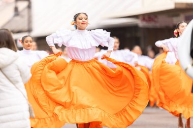 Brownsville, Teksas, ABD - 26 Şubat 2022: Charro Days Grand International Parade, Charles Stillman Ortaokulu Grubu üyeleri geçit töreninde