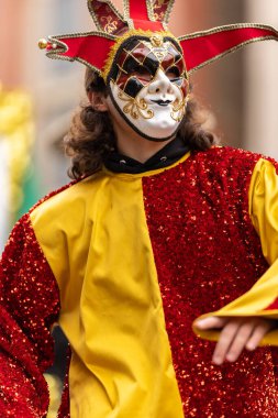 Brownsville, Teksas, ABD - 26 Şubat 2022: Charro Days Grand International Parade, tahta bacaklı adam, geçit töreninde karnaval kıyafeti giyiyor