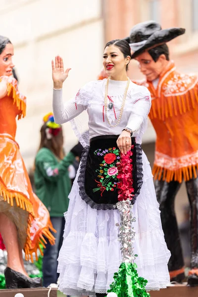 美国德克萨斯州布朗斯维尔 2022年2月26日 夏罗日国际大游行 一位身穿传统墨西哥服装的妇女在花环上向观众挥手 — 图库照片