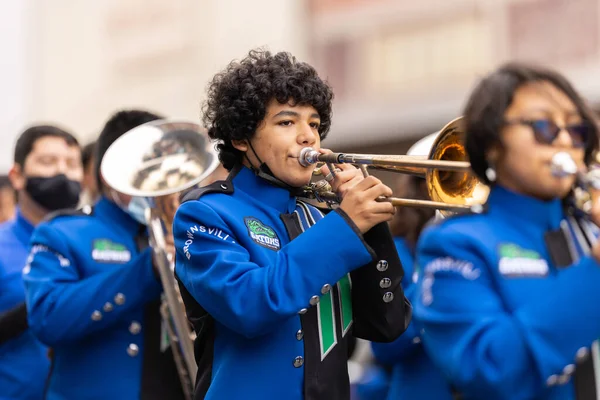 Brownsville, Teksas, ABD - 26 Şubat 2022: Charro Days Grand International Parade, Dr. Juliet V. Garcia Ortaokulu Grubu üyeleri geçit töreninde sahne alacak.