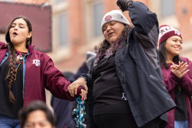 Brownsville, Teksas, ABD - 26 Şubat 2022: Charro Days Grand International Parade, Texas A & M Üniversitesi üyeleri, tören sırasında bir geçit törenine katılıyor.