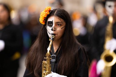 Matamoros, Tamaulipas, Meksika - 1 Kasım 2022: Dia de los Muertos Parade, Juan Jose De La Garza Lisesi 'nden yürüyüş bandosu