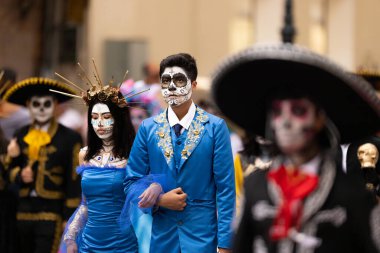 Matamoros, Tamaulipas, Meksika - 1 Kasım 2022: Dia de los Muertos Parade, Öğrenciler tören sırasında Sexta caddesinde yürüyen katrinalar gibi giyindiler.