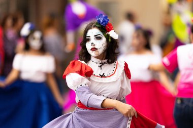 Matamoros, Tamaulipas, Meksika - 1 Kasım 2022: Dia de los Muertos Parade, geçit töreninde geleneksel kıyafetler giyen dansçılar
