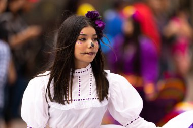 Matamoros, Tamaulipas, Meksika - 1 Kasım 2022: Dia de los Muertos Parade, geçit töreninde geleneksel kıyafetler giyen dansçılar