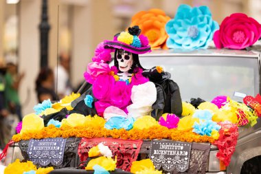 Matamoros, Tamaulipas, Meksika - 1 Kasım 2022: Dia de los Muertos Parade, Jeep, geçit sırasında kaputunda ölü süslemelerin olduğu günü taşıyor