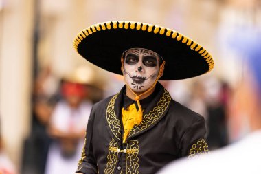 Matamoros, Tamaulipas, Meksika - 1 Kasım 2022: Dia de los Muertos Parade, kafatası boyası giyen adam, marichi gibi giyin