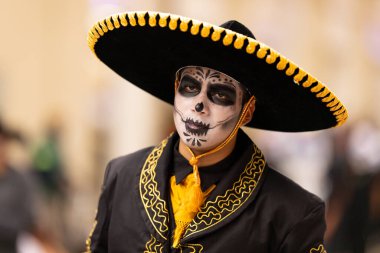 Matamoros, Tamaulipas, Meksika - 1 Kasım 2022: Dia de los Muertos Parade, kafatası boyası giyen adam, marichi gibi giyin