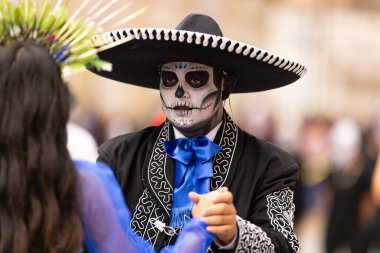 Matamoros, Tamaulipas, Meksika - 1 Kasım 2022: Dia de los Muertos Parade, Kafatası boyası giyen adam, marichi gibi giyinmiş, dans eden