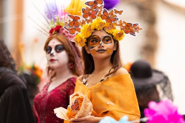 Matamoros, Tamaulipas, Meksika - 1 Kasım 2022: Dia de los Muertos Parade, geleneksel kıyafet giymiş genç kadınlar