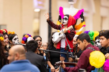 Matamoros, Tamaulipas, Meksika - 1 Kasım 2022: Dia de los Muertos Parade, geçit töreninde çalan bir mariachi grubunun solisti.