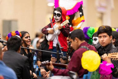 Matamoros, Tamaulipas, Meksika - 1 Kasım 2022: Dia de los Muertos Parade, geçit töreninde çalan bir mariachi grubunun solisti.