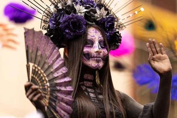 メキシコ タマウリパス州マタモロス 2022年11月1日 Dia Los Muertos Parade 若い女性がカタリナとして伝統的な服を着てフロートに乗って — ストック写真