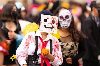 Matamoros, Tamaulipas, Meksika - 1 Kasım 2022: Dia de los Muertos Geçit Töreni, geleneksel kıyafet ve kafatası maskeleri giyen dansçılar