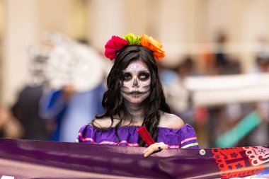 Matamoros, Tamaulipas, Meksika - 1 Kasım 2022: Dia de los Muertos Parade, genç kadın geleneksel giysiler giymiş