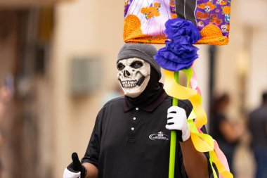 Matamoros, Tamaulipas, Meksika - 1 Kasım 2022: Dia de los Muertos Parade, genç adam tören sırasında bir günlük ölü kıyafeti giyiyor