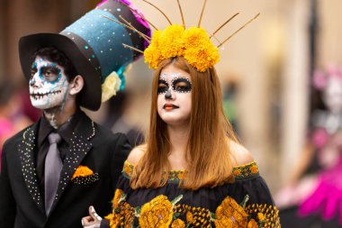 Matamoros, Tamaulipas, Meksika - 1 Kasım 2022: Dia de los Muertos Geçit Töreni sırasında ölen genç bir çift