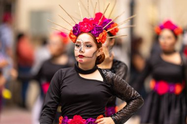 Matamoros, Tamaulipas, Meksika - 1 Kasım 2022: Dia de los Muertos Parade, The C.B.T.I.s. 189 ponpon kız geçit töreninde gösteri yapıyor.