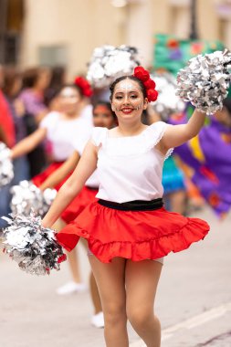 Matamoros, Tamaulipas, Meksika - 1 Kasım 2022: Dia de los Muertos Parade, The Ricardo Flores Magon Lisesi Amigoları