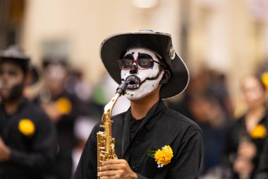 Matamoros, Tamaulipas, Meksika - 1 Kasım 2022: Dia de los Muertos Parade, The Ricardo Flores Magon Lisesi Yürüyüş Bandosu