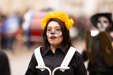 Matamoros, Tamaulipas, Meksika - 1 Kasım 2022: Dia de los Muertos Parade, The Ricardo Flores Magon Lisesi Yürüyüş Bandosu