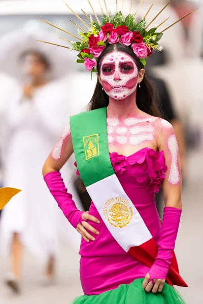 墨西哥Tamaulipas的Matamoros 2022年11月1日 Dia Los Muertos Parade 年轻女子穿着卡特里娜式服装 头戴鲜花 胸前挂着墨西哥国旗 — 图库照片