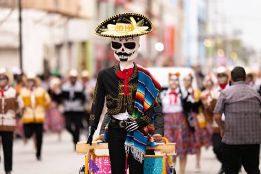 Matamoros, Tamaulipas, Meksika - 1 Kasım 2022: Dia de los Muertos Parade, İskelet Kukla Mariachi kılığında