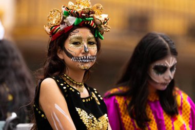 Matamoros, Tamaulipas, Meksika - 1 Kasım 2022: Dia de los Muertos Parade, geçit töreninde şamandıra gibi giyinmiş genç kadınlar