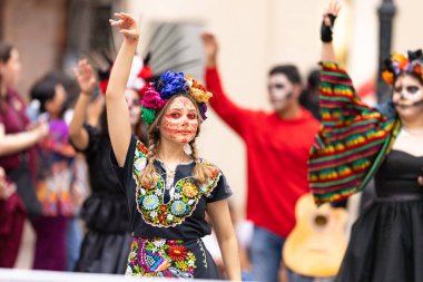 Matamoros, Tamaulipas, Meksika - 1 Kasım 2022: Dia de los Muertos Parade, Villa Freinet Multicculture School üyeleri katrinas gibi giyinmiş, geçit töreninde dans ediyorlar.