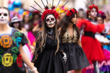 Matamoros, Tamaulipas, Meksika - 1 Kasım 2022: Dia de los Muertos Parade, Villa Freinet Multicculture School üyeleri katrinas gibi giyinmiş, geçit töreninde dans ediyorlar.