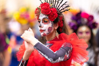 Matamoros, Tamaulipas, Meksika - 1 Kasım 2022: Dia de los Muertos Parade, Villa Freinet Multicculture School üyeleri katrinas gibi giyinmiş, geçit töreninde dans ediyorlar.