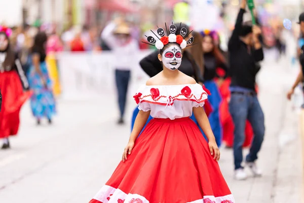 stock image Matamoros, Tamaulipas, Mexico - November 1, 2022: Dia de los Muertos Parade, Mexican traditional dancers, dress up as catrinas during the parade