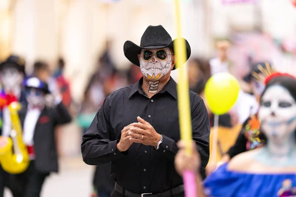 Stock image Matamoros, Tamaulipas, Mexico - November 1, 2022: Dia de los Muertos Parade, Members of the Villa Freinet Multicultural School dress up as catrinas, dancing at the parade