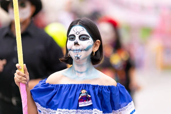 墨西哥Tamaulipas的Matamoros 2022年11月1日 Dia Los Muertos Parade Villa Freinet多文化学校的成员打扮成Catrinas 在游行中跳舞 — 图库照片