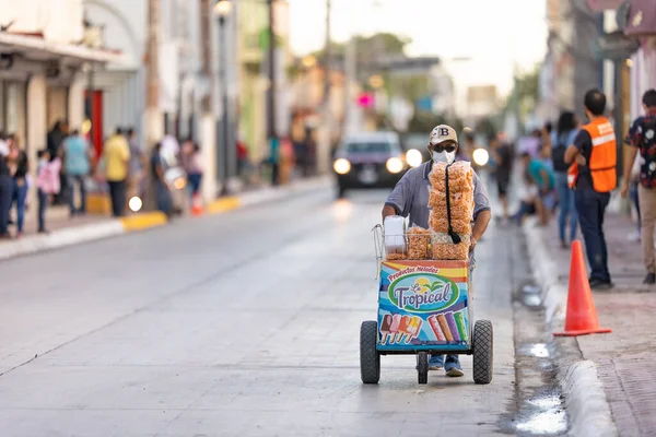 stock image Matamoros, Tamaulipas, Mexico - September 16, 2022: Desfile 16 de Septiembre, Street vendor selling bolis, paletas and chicharrones