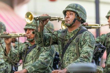 Matamoros, Tamaulipas, Meksika - 16 Eylül 2022: Desfile 16 de Septiembre, Meksika Ordusu Bandosu üyelerini taşıyan Humveeler