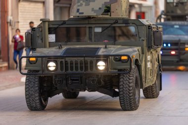 Matamoros, Tamaulipas, Meksika - 16 Eylül 2022: Desfile 16 de Septiembre, Meksika Ordusu 'nda bir Humvee