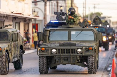 Matamoros, Tamaulipas, Meksika - 16 Eylül 2022: Desfile 16 de Septiembre, Meksika askeri, bir RL-83 Bllindicide taşıyor