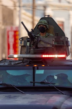 Matamoros, Tamaulipas, Meksika - 16 Eylül 2022: Desfile 16 de Septiembre, zırhlı bir personel taşıyıcı üzerinde ağır makineli tüfek tareti tutan Meksikalı asker