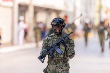 Matamoros, Tamaulipas, Meksika - 16 Eylül 2022: 16 Eylül de Septiembre, Meksika Donanması üyesi tüfekleriyle yürüyor