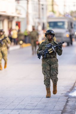 Matamoros, Tamaulipas, Meksika - 16 Eylül 2022: Desfile 16 de Septiembre, Meksikalı kadın denizci, Milkor MGL bomba fırlatıcısıyla ilgileniyor