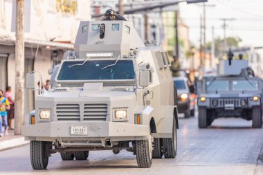 Matamoros, Tamaulipas, Meksika - 16 Eylül 2022: Desfile 16 de Septiembre, Meksika Donanması zırhlı personel taşıyıcıları