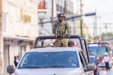 Matamoros, Tamaulipas, Meksika - 16 Eylül 2022: Donanma üyesi, hafif makineli tüfekle ilgileniyor