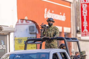 Matamoros, Tamaulipas, Meksika - 16 Eylül 2022: Donanma üyesi, hafif makineli tüfekle ilgileniyor