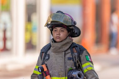 Matamoros, Tamaulipas, Meksika - 16 Eylül 2022: Desfile 16 de Septiembre, İtfaiyeci tam teçhizatlı geçit töreni caddesinde yürüyor