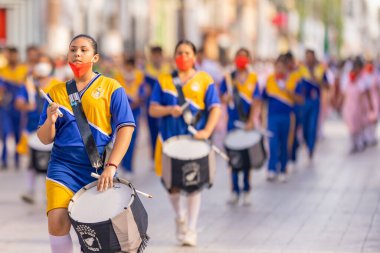 Matamoros, Tamaulipas, Meksika - 16 Eylül 2022: Desfile 16 de Septiembre, Secundaria Generalleri No. 4 Lauro Villar Ochoa Yürüyüş Grubu üyeleri