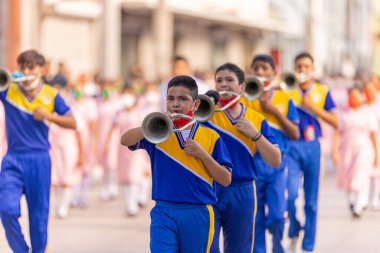 Matamoros, Tamaulipas, Meksika - 16 Eylül 2022: Desfile 16 de Septiembre, Secundaria Generalleri No. 4 Lauro Villar Ochoa Yürüyüş Grubu üyeleri